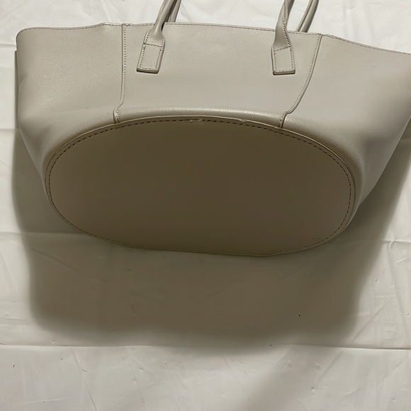 Beautiful light grey satchel style women’s pocket book. Like new condition. - Picture 2 of 8